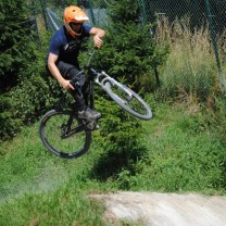 Gabriele Bez salta con la MTB